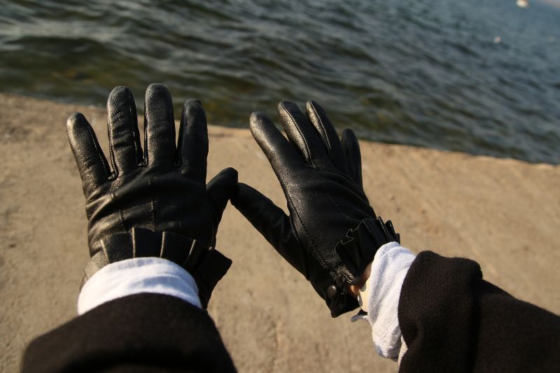 How To Stretch Leather Gloves?
