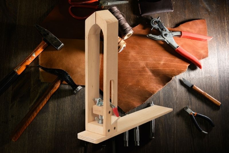 How to Use a Stitching Pony for Leathercraft?